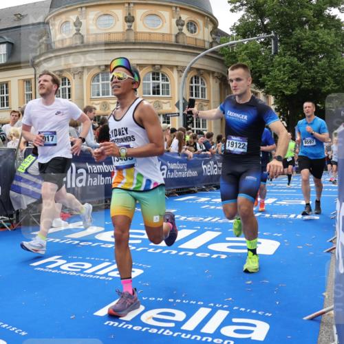 29.06.2025 - hella hamburg halbmarathon Strokosch-Dieckow http://msf.ph/oto/8290455 29.06.2025 10:49:54 Ziel 1321, 2540, 3692, 3852, 4017, 5460, 7100, 7657, 8454, 8455, 9126, 9200, 9213, 9491, 9597, 11975, 12271, 12527, 12733, 13225, 13463, 13758, 16716, 16732, 16800, 16887, 19109, 19112, 19122 meine-sportfotos.de