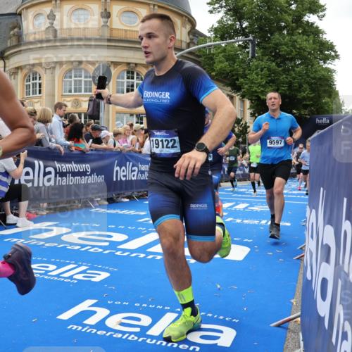 29.06.2025 - hella hamburg halbmarathon Strokosch-Dieckow http://msf.ph/oto/8290464 29.06.2025 10:49:54 Ziel 1321, 2540, 3692, 3852, 4017, 5460, 7100, 7657, 8454, 8455, 9126, 9200, 9213, 9491, 9597, 11975, 12271, 12527, 12733, 13225, 13463, 13758, 16716, 16732, 16800, 16887, 19109, 19112, 19122 meine-sportfotos.de