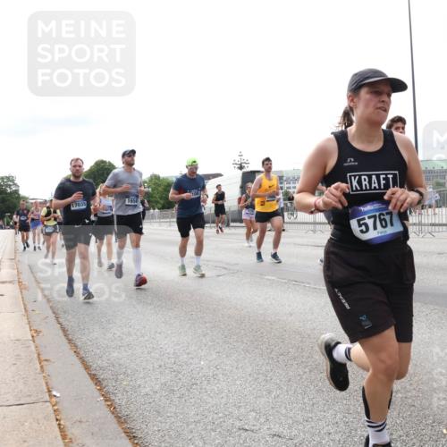 29.06.2025 - hella hamburg halbmarathon Lena Gebhardt http://msf.ph/oto/8290514 29.06.2025 10:21:13 Lombardsbrücke 17035, 14819, 1658, 5767, 1028, 1266, 1401, 1658, 2271, 2383, 2635, 2815, 2923, 2945, 2956, 2986, 3122, 3161, 3247, 3453, 3813, 3817, 3825, 3826, 4082, 4350, 4786, 5041, 5061, 5373, 5395, 5493, 5767, 6103, 6275, 6308, 6608, 6844, 7228, 7375, 7522, 7553, 7608, 7781, 8095, 8113, 8724, 8726, 8844, 8940, 9005, 9011, 9100, 9108, 9236, 9499, 9501, 9624, 9981, 10050, 10350, 10374, 10585, 10602, 11145, 11698, 12175, 12694, 12844, 13057, 13508 meine-sportfotos.de