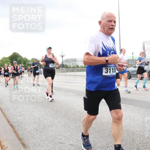 29.06.2025 - hella hamburg halbmarathon Lena Gebhardt http://msf.ph/oto/8290524 29.06.2025 10:55:45 Lombardsbrücke 1873, 3115, 01, 961, 1616, 1873, 1917, 2793, 3101, 3115, 3157, 3244, 3268, 3577, 4265, 4470, 4473, 4628, 4896, 5040, 5220, 5222, 5306, 5483, 5487, 5575, 5994, 6055, 6056, 6113, 6257, 6494, 6594, 7516, 7548, 7616, 7680, 7969, 8110, 8527, 8532, 8533, 8626, 8648, 9548, 9614, 9618, 9838, 9857, 9858, 9861, 9865, 9956, 10094, 10436, 10438, 10449, 10559, 10593, 10640, 10885, 11109, 11903, 11962, 11963, 12695, 12902, 13230, 14727, 15152, 16385 meine-sportfotos.de