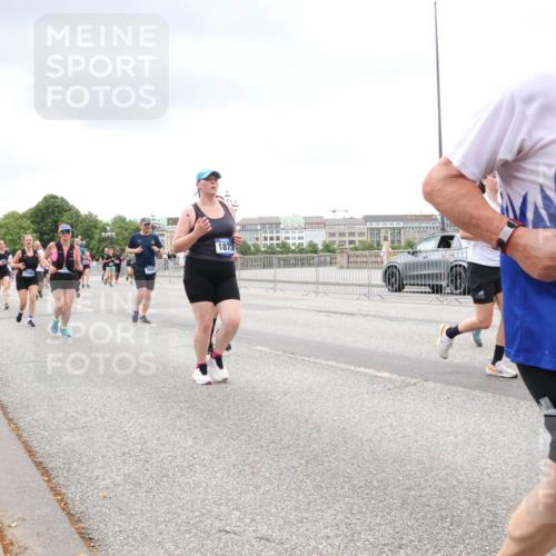 29.06.2025 - hella hamburg halbmarathon Lena Gebhardt http://msf.ph/oto/8290554 29.06.2025 10:55:46 Lombardsbrücke 1873, 3115, 1616, 1873, 1917, 2793, 3101, 3115, 3157, 3244, 3268, 3577, 4265, 4470, 4473, 4628, 4896, 5040, 5220, 5222, 5306, 5483, 5487, 5575, 5994, 6055, 6056, 6113, 6257, 6494, 6594, 7516, 7548, 7616, 7680, 7969, 8110, 8527, 8532, 8533, 8626, 8648, 9548, 9614, 9618, 9838, 9857, 9858, 9861, 9865, 9956, 10094, 10436, 10438, 10449, 10559, 10593, 10640, 10885, 11109, 11903, 11962, 11963, 12695, 12902, 13230, 14727, 15152, 16385 meine-sportfotos.de
