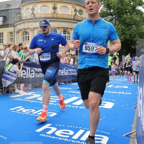 29.06.2025 - hella hamburg halbmarathon Strokosch-Dieckow http://msf.ph/oto/8290566 29.06.2025 10:49:55 Ziel 1321, 2020, 2540, 3692, 3852, 4017, 5460, 7100, 7657, 8454, 8455, 9126, 9200, 9213, 9491, 9597, 12271, 12527, 12733, 13225, 13463, 13758, 16403, 16716, 16732, 16800, 16887, 18884, 19109, 19112, 19122 meine-sportfotos.de
