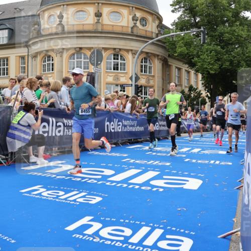 29.06.2025 - hella hamburg halbmarathon Strokosch-Dieckow http://msf.ph/oto/8290579 29.06.2025 10:49:56 Ziel 1216, 1321, 2020, 2540, 3692, 3852, 4017, 5460, 7100, 7657, 8454, 8455, 9126, 9200, 9213, 9491, 9597, 12271, 12527, 12733, 13225, 13463, 13758, 16403, 16716, 16732, 16800, 16887, 18884, 19109, 19112, 19122 meine-sportfotos.de