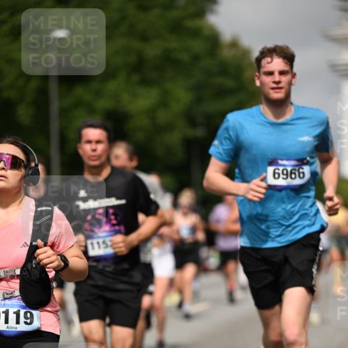 29.06.2025 - hella hamburg halbmarathon Dr. Thomas Lammeyer http://msf.ph/oto/8290582 29.06.2025 10:16:04 Kennedybrücke 1062, 1249, 1790, 1850, 1851, 3182, 3248, 3262, 3746, 3837, 4453, 4499, 5166, 5176, 6822, 6871, 6966, 7370, 7474, 8206, 8207, 9119, 9253, 9254, 9405 meine-sportfotos.de