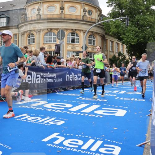 29.06.2025 - hella hamburg halbmarathon Strokosch-Dieckow http://msf.ph/oto/8290593 29.06.2025 10:49:56 Ziel 1216, 1321, 2020, 2540, 3692, 3852, 4017, 5460, 7100, 7657, 8454, 8455, 9126, 9200, 9213, 9491, 9597, 12271, 12527, 12733, 13225, 13463, 13758, 16403, 16716, 16732, 16800, 16887, 18884, 19109, 19112, 19122 meine-sportfotos.de