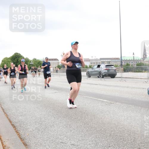 29.06.2025 - hella hamburg halbmarathon Lena Gebhardt http://msf.ph/oto/8290620 29.06.2025 10:55:46 Lombardsbrücke 17392, 3244, 1873, 15081, 1616, 1873, 1917, 2793, 3101, 3115, 3157, 3244, 3268, 3577, 4265, 4470, 4473, 4628, 4896, 5040, 5220, 5222, 5306, 5483, 5487, 5575, 5994, 6055, 6056, 6113, 6257, 6494, 6594, 7516, 7548, 7616, 7680, 7969, 8110, 8527, 8532, 8533, 8626, 8648, 9548, 9614, 9618, 9838, 9857, 9858, 9861, 9865, 9956, 10094, 10436, 10438, 10449, 10559, 10593, 10640, 10885, 11109, 11903, 11962, 11963, 12695, 12902, 13230, 14727, 15152, 16385 meine-sportfotos.de