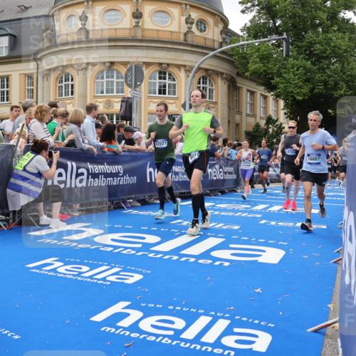 29.06.2025 - hella hamburg halbmarathon Strokosch-Dieckow http://msf.ph/oto/8290643 29.06.2025 10:49:57 Ziel 1216, 1321, 2020, 2540, 3692, 3852, 4017, 5460, 7100, 7657, 8454, 8455, 9031, 9126, 9213, 9303, 9491, 9597, 12271, 12527, 12733, 13225, 13463, 13758, 16403, 16716, 16732, 16887, 18884, 19109, 19112, 19122 meine-sportfotos.de