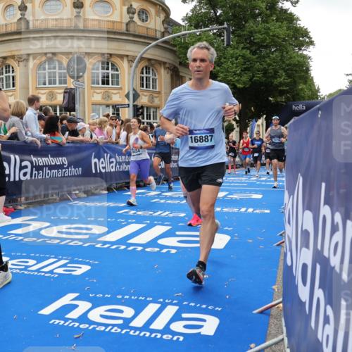 29.06.2025 - hella hamburg halbmarathon Strokosch-Dieckow http://msf.ph/oto/8290690 29.06.2025 10:49:57 Ziel 1216, 1321, 2020, 2540, 3692, 3852, 4017, 5460, 7100, 7657, 8454, 8455, 9031, 9126, 9213, 9303, 9491, 9597, 12271, 12527, 12733, 13225, 13463, 13758, 16403, 16716, 16732, 16887, 18884, 19109, 19112, 19122 meine-sportfotos.de