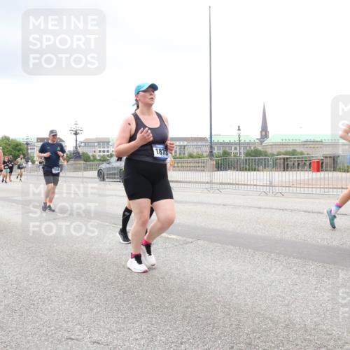 29.06.2025 - hella hamburg halbmarathon Lena Gebhardt http://msf.ph/oto/8290704 29.06.2025 10:55:46 Lombardsbrücke 17392, 3244, 1873, 1616, 1873, 1917, 2793, 3101, 3115, 3157, 3244, 3268, 3577, 4265, 4470, 4473, 4628, 4896, 5040, 5220, 5222, 5306, 5483, 5487, 5575, 5994, 6055, 6056, 6113, 6257, 6494, 6594, 7516, 7548, 7616, 7680, 7969, 8110, 8527, 8532, 8533, 8626, 8648, 9548, 9614, 9618, 9838, 9857, 9858, 9861, 9865, 9956, 10094, 10436, 10438, 10449, 10559, 10593, 10640, 10885, 11109, 11903, 11962, 11963, 12695, 12902, 13230, 14727, 15152, 16385 meine-sportfotos.de