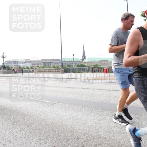 29.06.2025 - hella hamburg halbmarathon Lena Gebhardt http://msf.ph/oto/8290733 29.06.2025 10:11:51 Lombardsbrücke 1328, 1531, 1790, 1866, 1992, 3363, 4227, 5379, 5605, 7571, 8115, 8807, 8810, 9191, 9428, 10042, 10372, 10409, 10428, 11321, 11507, 11525, 11537, 11581, 11755, 11917, 12473, 13171, 13177, 13203, 13542, 13939, 13958, 14008, 14196, 14384, 15137, 15797, 15945, 16976, 17080, 17638, 17774, 17866, 18261, 18278, 18382, 18395, 18655 meine-sportfotos.de