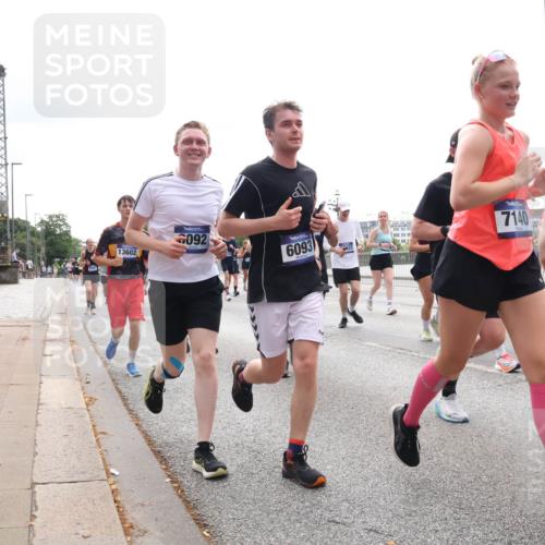 29.06.2025 - hella hamburg halbmarathon Lena Gebhardt http://msf.ph/oto/8290751 29.06.2025 10:36:18 Lombardsbrücke 13602, 092, 6093, 7140, 1008, 1010, 1036, 1102, 1183, 1224, 1775, 1780, 1835, 2124, 2352, 2520, 2827, 2870, 3398, 3401, 3404, 3428, 3598, 3699, 3741, 3877, 3990, 4245, 4326, 4413, 4442, 4798, 4937, 5012, 5246, 5427, 5540, 5573, 5666, 5747, 5809, 5919, 6092, 6093, 6184, 6190, 6417, 6667, 6845, 6896, 7086, 7111, 7140, 7275, 7575, 7576, 7632, 8356, 8498, 8530, 8581, 8945, 8947, 9115, 9117, 9229, 9432, 17807 meine-sportfotos.de