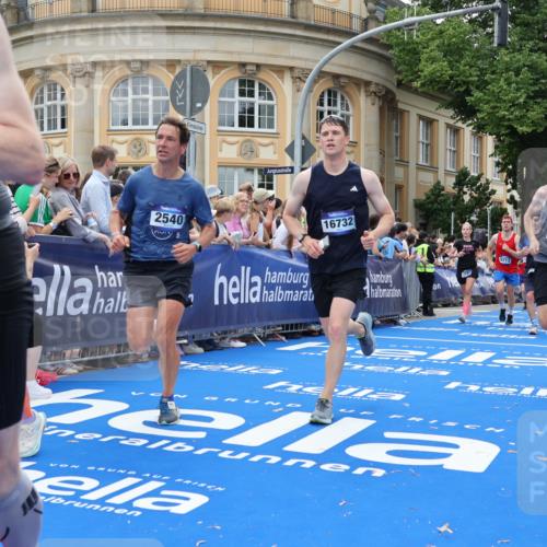 29.06.2025 - hella hamburg halbmarathon Strokosch-Dieckow http://msf.ph/oto/8290760 29.06.2025 10:49:59 Ziel 1216, 1321, 1507, 2020, 2540, 3562, 3692, 3852, 7100, 7657, 8454, 8455, 9031, 9213, 9303, 9491, 9965, 12203, 12271, 12527, 12733, 13225, 13758, 14257, 16403, 16716, 16732, 16887, 18228, 18657, 18658, 18884, 19112 meine-sportfotos.de