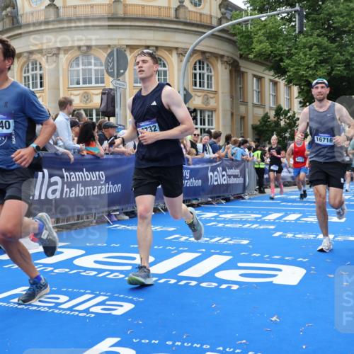 29.06.2025 - hella hamburg halbmarathon Strokosch-Dieckow http://msf.ph/oto/8290777 29.06.2025 10:49:59 Ziel 1216, 1321, 1507, 2020, 2540, 3562, 3692, 3852, 7100, 7657, 8454, 8455, 9031, 9213, 9303, 9491, 9965, 12203, 12271, 12527, 12733, 13225, 13758, 14257, 16403, 16716, 16732, 16887, 18228, 18657, 18658, 18884, 19112 meine-sportfotos.de