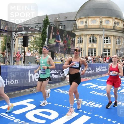 29.06.2025 - hella hamburg halbmarathon Michael Strokosch http://msf.ph/oto/8290792 29.06.2025 10:56:13 Ziel 4594, 4813, 5492, 5570, 7594, 8330, 8639, 9907, 12545, 14363, 15484, 16113, 16634, 17468, 17640, 17642 meine-sportfotos.de