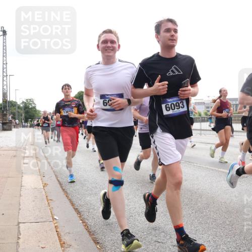 29.06.2025 - hella hamburg halbmarathon Lena Gebhardt http://msf.ph/oto/8290814 29.06.2025 10:36:18 Lombardsbrücke 7574, 13602, 62, 6093, 2870, 3741, 1008, 1010, 1036, 1102, 1183, 1224, 1775, 1780, 1835, 2124, 2352, 2520, 2827, 2870, 3398, 3401, 3404, 3428, 3598, 3699, 3741, 3877, 3990, 4245, 4326, 4413, 4442, 4798, 4937, 5012, 5246, 5427, 5540, 5573, 5666, 5747, 5809, 5919, 6092, 6093, 6184, 6190, 6417, 6667, 6845, 6896, 7086, 7111, 7140, 7275, 7575, 7576, 7632, 8356, 8498, 8530, 8581, 8945, 8947, 9115, 9117, 9229, 9432, 17807 meine-sportfotos.de