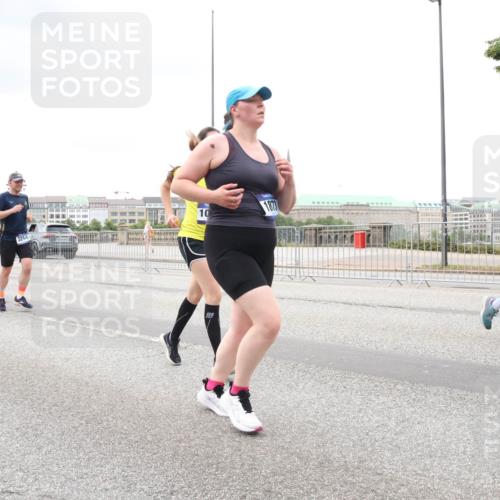 29.06.2025 - hella hamburg halbmarathon Lena Gebhardt http://msf.ph/oto/8290820 29.06.2025 10:55:47 Lombardsbrücke 3101, 10, 1873, 1616, 1873, 1917, 2793, 3101, 3115, 3157, 3244, 3268, 3577, 4265, 4470, 4473, 4628, 4896, 5040, 5220, 5222, 5306, 5483, 5487, 5575, 5994, 6055, 6056, 6113, 6257, 6494, 6594, 7516, 7548, 7616, 7680, 7969, 8110, 8527, 8532, 8533, 8626, 8648, 9548, 9614, 9618, 9838, 9857, 9858, 9861, 9865, 9956, 10094, 10436, 10438, 10449, 10559, 10593, 10640, 10885, 11109, 11903, 11962, 11963, 12695, 12902, 14727, 16385 meine-sportfotos.de