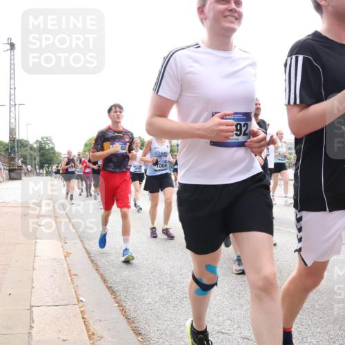 29.06.2025 - hella hamburg halbmarathon Lena Gebhardt http://msf.ph/oto/8290843 29.06.2025 10:36:18 Lombardsbrücke 02, 3699, 1008, 92, 609, 1008, 1010, 1036, 1102, 1183, 1224, 1775, 1780, 1835, 2124, 2352, 2520, 2827, 2870, 3398, 3401, 3404, 3428, 3598, 3699, 3741, 3877, 3990, 4245, 4326, 4413, 4442, 4798, 4937, 5012, 5246, 5427, 5540, 5573, 5666, 5747, 5809, 5919, 6092, 6093, 6184, 6190, 6417, 6667, 6845, 6896, 7086, 7111, 7140, 7275, 7575, 7576, 7632, 8356, 8498, 8530, 8581, 8945, 8947, 9115, 9117, 9229, 9432, 17807 meine-sportfotos.de