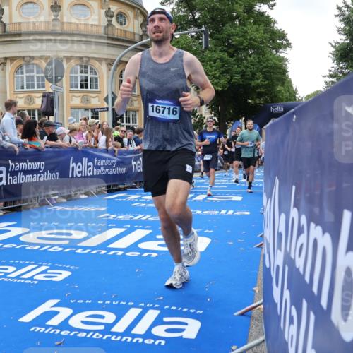 29.06.2025 - hella hamburg halbmarathon Strokosch-Dieckow http://msf.ph/oto/8290856 29.06.2025 10:50:00 Ziel 1216, 1321, 1507, 2020, 2540, 3562, 3692, 3852, 7100, 7657, 8313, 8454, 9031, 9213, 9303, 9491, 9965, 12203, 12271, 12527, 12733, 13225, 13282, 13758, 14257, 16403, 16716, 16732, 16887, 18228, 18657, 18658, 18884, 19112 meine-sportfotos.de