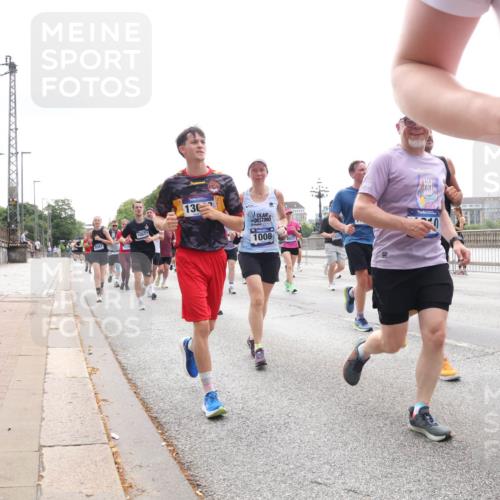 29.06.2025 - hella hamburg halbmarathon Lena Gebhardt http://msf.ph/oto/8290933 29.06.2025 10:36:19 Lombardsbrücke 8581, 7570, 10572, 130, 1008, 4937, 1008, 1010, 1036, 1102, 1183, 1224, 1775, 1780, 1835, 2124, 2520, 2827, 2870, 3398, 3401, 3404, 3428, 3598, 3699, 3741, 3877, 3990, 4245, 4326, 4413, 4442, 4798, 4937, 5012, 5246, 5427, 5540, 5573, 5666, 5747, 5809, 5919, 6092, 6093, 6184, 6190, 6417, 6667, 6845, 6896, 7086, 7111, 7140, 7275, 7575, 7576, 7632, 8356, 8498, 8530, 8581, 8945, 8947, 9115, 9117, 9229, 9432, 17807, 18152 meine-sportfotos.de