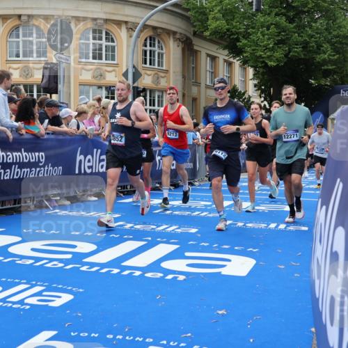 29.06.2025 - hella hamburg halbmarathon Strokosch-Dieckow http://msf.ph/oto/8290968 29.06.2025 10:50:01 Ziel 1216, 1321, 1507, 2020, 2540, 3562, 3692, 3852, 7100, 7657, 8313, 8454, 9031, 9213, 9303, 9491, 9965, 12203, 12271, 12527, 12733, 13225, 13282, 13758, 14257, 16403, 16716, 16732, 16887, 18228, 18657, 18658, 18884, 19112 meine-sportfotos.de