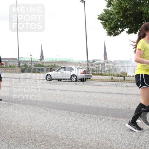 29.06.2025 - hella hamburg halbmarathon Lena Gebhardt http://msf.ph/oto/8291129 29.06.2025 10:55:48 Lombardsbrücke 3244, 1616, 1873, 1909, 1917, 2793, 3101, 3115, 3157, 3244, 3268, 3577, 4265, 4470, 4473, 4836, 4896, 5220, 5222, 5306, 5483, 5487, 5575, 5994, 6055, 6056, 6113, 6257, 6494, 6594, 7516, 7548, 7616, 7680, 7969, 8110, 8527, 8532, 8533, 8626, 8648, 9548, 9614, 9618, 9838, 9857, 9858, 9861, 9865, 9956, 10094, 10436, 10438, 10449, 10559, 10593, 10640, 10885, 11109, 11903, 11962, 11963, 12695, 12902, 14727, 16385 meine-sportfotos.de