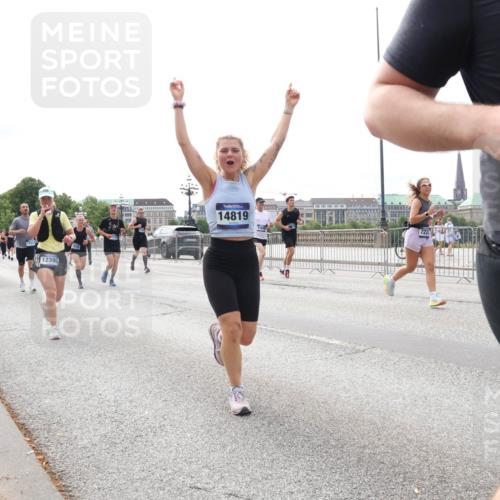 29.06.2025 - hella hamburg halbmarathon Lena Gebhardt http://msf.ph/oto/8291166 29.06.2025 10:21:15 Lombardsbrücke 12395, 14819, 722, 1028, 1266, 1401, 1658, 2271, 2383, 2635, 2815, 2923, 2945, 2956, 2986, 3122, 3161, 3247, 3453, 3770, 3813, 3817, 3825, 3826, 4082, 4350, 4697, 4786, 5041, 5061, 5373, 5395, 5412, 5493, 5767, 6103, 6275, 6308, 6844, 7228, 7375, 7522, 7553, 7608, 7781, 8095, 8113, 8724, 8726, 8844, 9005, 9011, 9100, 9108, 9236, 9499, 9501, 9532, 9624, 9981, 10374, 10585, 10602, 11145, 11698, 12175, 12694, 12844, 13057, 13508 meine-sportfotos.de