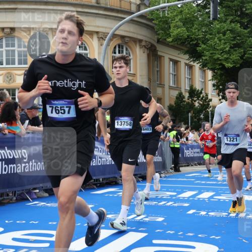 29.06.2025 - hella hamburg halbmarathon Strokosch-Dieckow http://msf.ph/oto/8291182 29.06.2025 10:50:03 Ziel 1216, 1321, 1507, 2020, 3296, 3562, 3692, 3852, 7100, 7176, 7657, 8313, 9031, 9213, 9303, 9965, 12203, 12235, 12271, 13225, 13282, 13758, 14257, 16403, 16716, 18228, 18657, 18658, 18884, 19112 meine-sportfotos.de