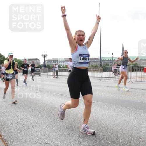 29.06.2025 - hella hamburg halbmarathon Lena Gebhardt http://msf.ph/oto/8291265 29.06.2025 10:21:15 Lombardsbrücke 1734, 12395, 11775, 14819, 7228, 1028, 1266, 1401, 1658, 2271, 2383, 2635, 2815, 2923, 2945, 2956, 2986, 3122, 3161, 3247, 3453, 3770, 3813, 3817, 3825, 3826, 4082, 4350, 4697, 4786, 5041, 5061, 5373, 5395, 5412, 5493, 5767, 6103, 6275, 6308, 6844, 7228, 7375, 7522, 7553, 7608, 7781, 8095, 8113, 8724, 8726, 8844, 9005, 9011, 9100, 9108, 9236, 9499, 9501, 9532, 9624, 9981, 10374, 10585, 10602, 11145, 11698, 12175, 12694, 12844, 13057, 13508 meine-sportfotos.de