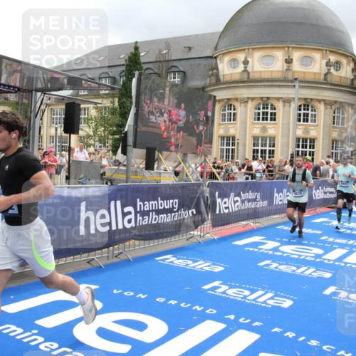 29.06.2025 - hella hamburg halbmarathon Michael Strokosch http://msf.ph/oto/8291271 29.06.2025 10:56:15 Ziel 1193, 4594, 4813, 5465, 5492, 5570, 8330, 8639, 9903, 9907, 10789, 12348, 12545, 14363, 15484, 16113, 16634, 17468, 17642, 19152 meine-sportfotos.de