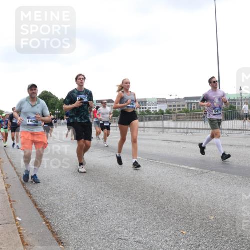 29.06.2025 - hella hamburg halbmarathon Lena Gebhardt http://msf.ph/oto/8291334 29.06.2025 10:46:42 Lombardsbrücke 1073, 1286, 1363, 1371, 1375, 1429, 1465, 1608, 1720, 1837, 1999, 2162, 2211, 2320, 2500, 2556, 2697, 2981, 3277, 3406, 3407, 3469, 3734, 3823, 4119, 4202, 4296, 4342, 4355, 4448, 4604, 5111, 5114, 5697, 5700, 5796, 5854, 5953, 6068, 6124, 6161, 6740, 7303, 7364, 7368, 7374, 7412, 7767, 7827, 7960, 8047, 8477, 8486, 8551, 8553, 8684, 8700, 9129, 9337, 9691, 10153, 10230, 11361, 12298, 12333, 12507, 12522, 13969, 14261, 15852, 16882, 16987 meine-sportfotos.de
