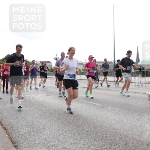 29.06.2025 - hella hamburg halbmarathon Lena Gebhardt http://msf.ph/oto/8291403 29.06.2025 10:36:21 Lombardsbrücke 8581, 7576, 3699, 1322, 4937, 6417, 1008, 1010, 1036, 1102, 1183, 1224, 1775, 1780, 1835, 2124, 2520, 2870, 3398, 3401, 3404, 3428, 3699, 3741, 3877, 3990, 4245, 4326, 4413, 4442, 4798, 4937, 5012, 5246, 5427, 5540, 5573, 5666, 5747, 5809, 5919, 6092, 6093, 6184, 6190, 6417, 6667, 6896, 7086, 7111, 7140, 7275, 7575, 7576, 7632, 8356, 8498, 8530, 8581, 8945, 8947, 9115, 9117, 9229, 9432, 17156, 17807, 18152, 18488 meine-sportfotos.de