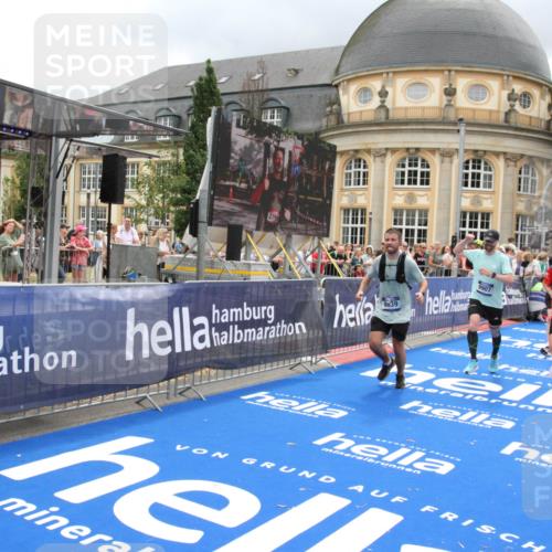 29.06.2025 - hella hamburg halbmarathon Michael Strokosch http://msf.ph/oto/8291417 29.06.2025 10:56:16 Ziel 1193, 4594, 4813, 5465, 5492, 8330, 8639, 9903, 9907, 10789, 12348, 14363, 15484, 16113, 16634, 17468, 19152 meine-sportfotos.de