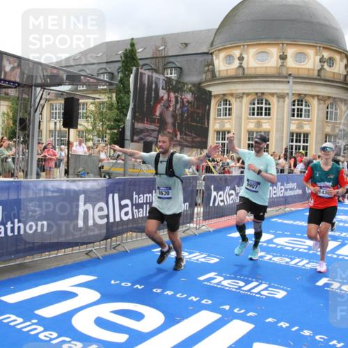 29.06.2025 - hella hamburg halbmarathon Michael Strokosch http://msf.ph/oto/8291466 29.06.2025 10:56:17 Ziel 1193, 5465, 5492, 7547, 8330, 8639, 9903, 9907, 10789, 12348, 14363, 15484, 16113, 16634, 17468, 19152 meine-sportfotos.de