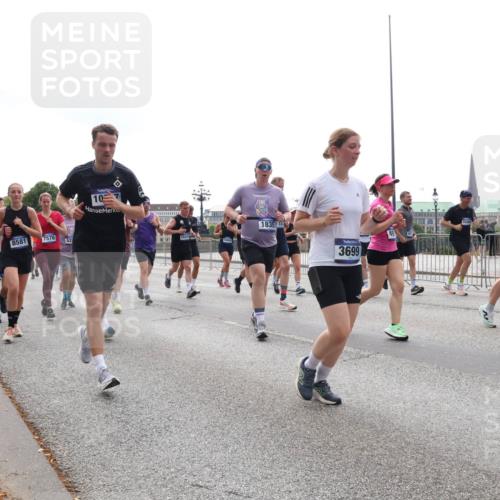 29.06.2025 - hella hamburg halbmarathon Lena Gebhardt http://msf.ph/oto/8291517 29.06.2025 10:36:21 Lombardsbrücke 3699, 1008, 1010, 1036, 1102, 1183, 1224, 1775, 1780, 1835, 2124, 2520, 2870, 3398, 3401, 3404, 3428, 3699, 3741, 3877, 3990, 4245, 4326, 4413, 4442, 4798, 4937, 5012, 5246, 5427, 5540, 5573, 5666, 5747, 5809, 5919, 6092, 6093, 6184, 6190, 6417, 6667, 6896, 7086, 7111, 7140, 7275, 7575, 7576, 7632, 8356, 8498, 8530, 8581, 8945, 8947, 9115, 9117, 9229, 9432, 17156, 17807, 18152, 18488 meine-sportfotos.de