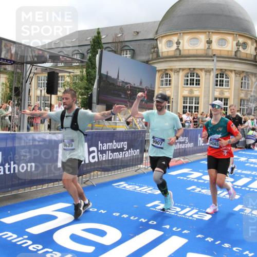 29.06.2025 - hella hamburg halbmarathon Michael Strokosch http://msf.ph/oto/8291519 29.06.2025 10:56:17 Ziel 1193, 5465, 5492, 7547, 8330, 8639, 9903, 9907, 10789, 12348, 14363, 15484, 16113, 16634, 17468, 19152 meine-sportfotos.de