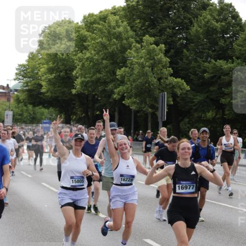 29.06.2025 - hella hamburg halbmarathon Jannik Wohlers http://msf.ph/oto/8291520 29.06.2025 10:36:16 Lombardsbrücke 1948, 2124, 2588, 3428, 4084, 4618, 4762, 4996, 5789, 6156, 6190, 7632, 8499, 8945, 9295, 9500, 9694, 9701, 9918, 10123, 10487, 11672, 12605, 12770, 12775, 13092, 13106, 13265, 13266, 13445, 13657, 13704, 13902, 13903, 15077, 15568, 15707, 15805, 15992, 16228, 16239, 16977, 17018, 17115, 17156, 17807, 18152, 18174, 18226, 18482, 18488, 18644, 18646, 18918, 18929 meine-sportfotos.de