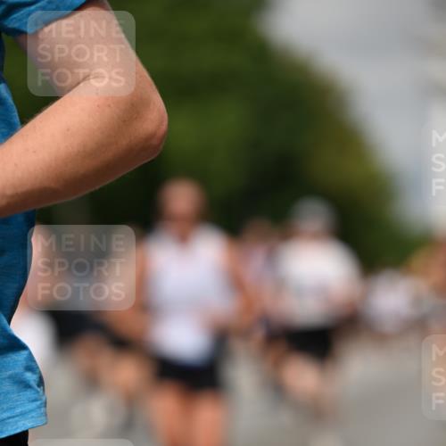 29.06.2025 - hella hamburg halbmarathon Dr. Thomas Lammeyer http://msf.ph/oto/8291529 29.06.2025 10:16:06 Kennedybrücke 1249, 1790, 1850, 1851, 2963, 2964, 3182, 3248, 3262, 3746, 3837, 4453, 4499, 5166, 5176, 6822, 6871, 6966, 7370, 7474, 8206, 8207, 8971, 9119, 9253, 9254, 9405, 10685 meine-sportfotos.de