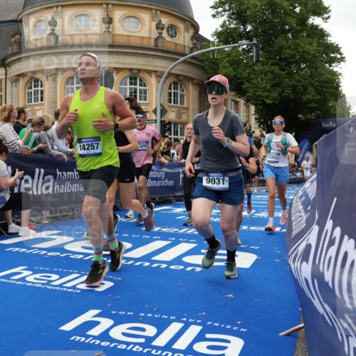 29.06.2025 - hella hamburg halbmarathon Strokosch-Dieckow http://msf.ph/oto/8291537 29.06.2025 10:50:08 Ziel 1119, 1216, 1321, 1507, 2020, 3296, 3562, 7176, 7930, 7932, 8313, 8921, 9031, 9303, 9965, 10371, 11607, 12203, 12235, 13282, 14257, 15620, 16403, 18228, 18657, 18658, 18811, 18884, 19040 meine-sportfotos.de