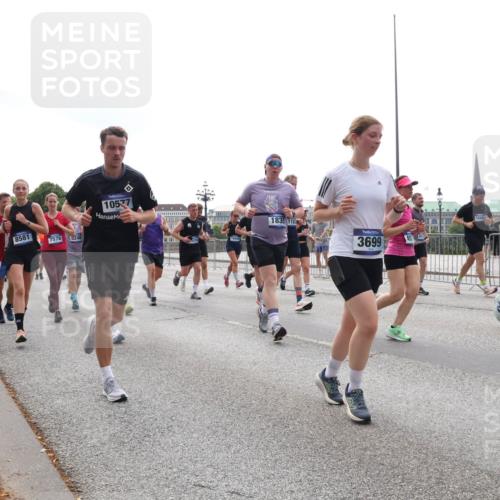 29.06.2025 - hella hamburg halbmarathon Lena Gebhardt http://msf.ph/oto/8291563 29.06.2025 10:36:21 Lombardsbrücke 8581, 7576, 5246, 10577, 1835, 110, 3699, 49, 1008, 1010, 1036, 1102, 1183, 1224, 1775, 1780, 1835, 2124, 2520, 2870, 3398, 3401, 3404, 3428, 3699, 3741, 3877, 3990, 4245, 4326, 4413, 4442, 4798, 4937, 5012, 5246, 5427, 5540, 5573, 5666, 5747, 5809, 5919, 6092, 6093, 6184, 6190, 6417, 6667, 6896, 7086, 7111, 7140, 7275, 7575, 7576, 7632, 8356, 8498, 8530, 8581, 8945, 8947, 9115, 9117, 9229, 9432, 17156, 17807, 18152, 18488 meine-sportfotos.de