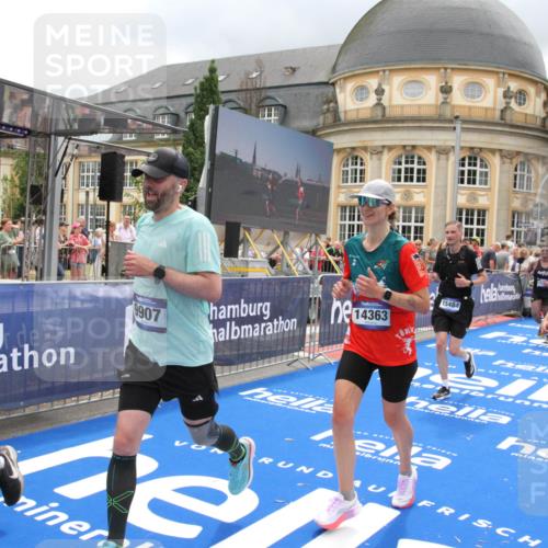 29.06.2025 - hella hamburg halbmarathon Michael Strokosch http://msf.ph/oto/8291570 29.06.2025 10:56:17 Ziel 1193, 5465, 5492, 7547, 8330, 8639, 9903, 9907, 10789, 12348, 14363, 15484, 16113, 16634, 17468, 19152 meine-sportfotos.de
