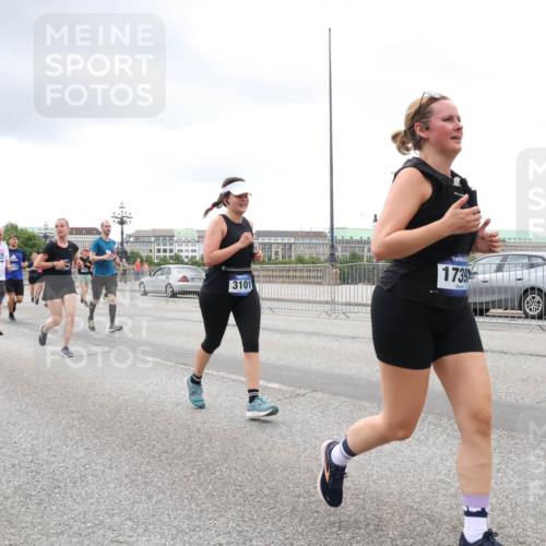 29.06.2025 - hella hamburg halbmarathon Lena Gebhardt http://msf.ph/oto/8291604 29.06.2025 10:55:50 Lombardsbrücke 5116, 10593, 3101, 1739, 1616, 1873, 1909, 1917, 2793, 3101, 3115, 3244, 3268, 4265, 4354, 4470, 4473, 4836, 4896, 5220, 5222, 5306, 5483, 5487, 5575, 5994, 6055, 6056, 6113, 6257, 6494, 6594, 7516, 7548, 7616, 7680, 7969, 8110, 8305, 8527, 8532, 8533, 8626, 8648, 9548, 9614, 9618, 9838, 9857, 9858, 9861, 9865, 9956, 10094, 10436, 10438, 10449, 10559, 10593, 10640, 10885, 11109, 11903, 11962, 11963, 12695, 12902, 14727, 16385 meine-sportfotos.de