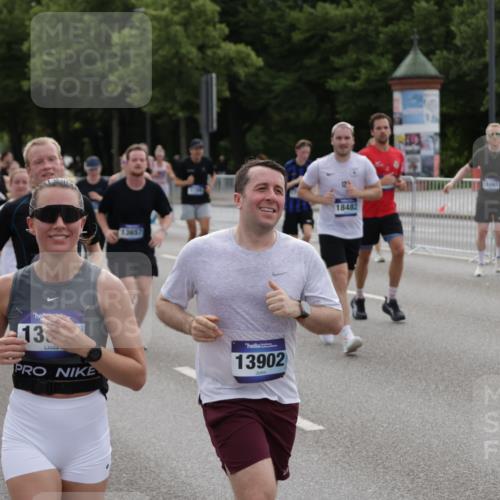 29.06.2025 - hella hamburg halbmarathon Jannik Wohlers http://msf.ph/oto/8291605 29.06.2025 10:36:20 Lombardsbrücke 1118, 1948, 1952, 2552, 2588, 3873, 3895, 4084, 4618, 4762, 4996, 5789, 6156, 6359, 7773, 8499, 8936, 8937, 9295, 9500, 9694, 9701, 10123, 10487, 11672, 11831, 11912, 12302, 12605, 12770, 12775, 13092, 13106, 13165, 13265, 13266, 13657, 13704, 13902, 13903, 14695, 15077, 15588, 15805, 15972, 15992, 16228, 16309, 16977, 17018, 17115, 17156, 17349, 17807, 18152, 18174, 18482, 18488, 18644, 18646, 18918, 18929 meine-sportfotos.de