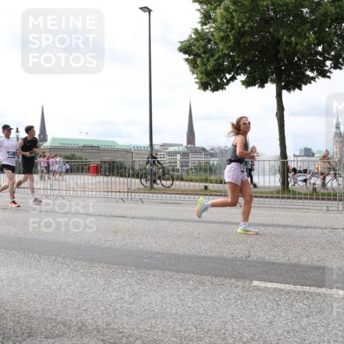 29.06.2025 - hella hamburg halbmarathon Lena Gebhardt http://msf.ph/oto/8291622 29.06.2025 10:21:17 Lombardsbrücke 12395, 1480, 1028, 1072, 1266, 1401, 1658, 2271, 2383, 2635, 2815, 2923, 2945, 2956, 2986, 3122, 3161, 3453, 3770, 3813, 3817, 3825, 3826, 4082, 4350, 4697, 4786, 5041, 5061, 5373, 5395, 5412, 5493, 5767, 6103, 6275, 6308, 6844, 7228, 7375, 7522, 7553, 7608, 7781, 8095, 8113, 8286, 8724, 8726, 8844, 9005, 9011, 9100, 9108, 9236, 9483, 9499, 9501, 9532, 9624, 9981, 10374, 10585, 10602, 10874, 11145, 11698, 12175, 12694, 12844, 13057, 13508 meine-sportfotos.de
