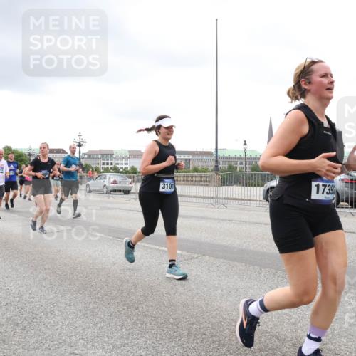 29.06.2025 - hella hamburg halbmarathon Lena Gebhardt http://msf.ph/oto/8291639 29.06.2025 10:55:50 Lombardsbrücke 5116, 5272, 10597, 110, 3101, 1739, 1616, 1873, 1909, 1917, 2793, 3101, 3115, 3244, 3268, 4265, 4354, 4470, 4473, 4836, 4896, 5220, 5222, 5306, 5483, 5487, 5575, 5994, 6055, 6056, 6113, 6257, 6494, 6594, 7516, 7548, 7616, 7680, 7969, 8110, 8305, 8527, 8532, 8533, 8626, 8648, 9548, 9614, 9618, 9838, 9857, 9858, 9861, 9865, 9956, 10094, 10436, 10438, 10449, 10559, 10593, 10640, 10885, 11109, 11903, 11962, 11963, 12695, 12902, 14727, 16385 meine-sportfotos.de