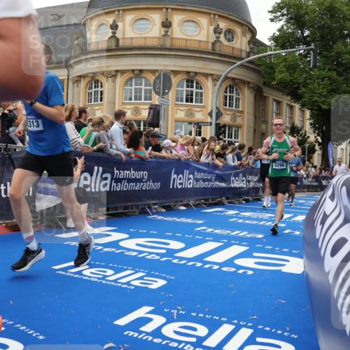 29.06.2025 - hella hamburg halbmarathon Strokosch-Dieckow http://msf.ph/oto/8291689 29.06.2025 10:50:10 Ziel 1119, 1216, 1507, 3296, 3562, 4933, 7176, 7930, 7932, 8313, 8921, 9031, 9303, 9965, 10371, 11607, 12203, 12235, 13282, 13609, 13690, 14257, 15620, 16000, 18228, 18499, 18657, 18658, 18811, 19040 meine-sportfotos.de