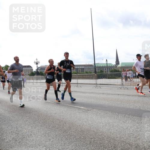 29.06.2025 - hella hamburg halbmarathon Lena Gebhardt http://msf.ph/oto/8291775 29.06.2025 10:21:18 Lombardsbrücke 01, 2956, 1028, 1734, 11775, 14809, 1028, 1072, 1266, 1401, 1658, 2271, 2383, 2635, 2815, 2923, 2945, 2956, 2986, 3122, 3161, 3453, 3770, 3813, 3817, 3825, 3826, 4082, 4350, 4697, 4786, 5041, 5061, 5373, 5395, 5412, 5493, 5767, 6103, 6275, 6308, 6844, 7228, 7375, 7522, 7553, 7608, 7781, 8095, 8113, 8286, 8724, 8726, 8844, 9005, 9011, 9100, 9108, 9236, 9483, 9499, 9501, 9532, 9624, 9981, 10374, 10585, 10602, 10874, 11145, 11698, 12175, 12694, 12844, 13057, 13508 meine-sportfotos.de