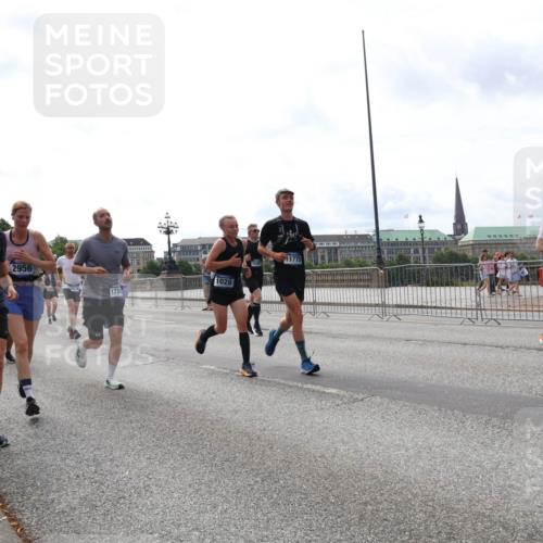29.06.2025 - hella hamburg halbmarathon Lena Gebhardt http://msf.ph/oto/8291812 29.06.2025 10:21:18 Lombardsbrücke 9501, 2956, 11775, 15347, 1028, 173, 1028, 1072, 1266, 1401, 1658, 2271, 2383, 2635, 2815, 2923, 2945, 2956, 2986, 3122, 3161, 3453, 3770, 3813, 3817, 3825, 3826, 4082, 4350, 4697, 4786, 5041, 5061, 5373, 5395, 5412, 5493, 5767, 6103, 6275, 6308, 6844, 7228, 7375, 7522, 7553, 7608, 7781, 8095, 8113, 8286, 8724, 8726, 8844, 9005, 9011, 9100, 9108, 9236, 9483, 9499, 9501, 9532, 9624, 9981, 10374, 10585, 10602, 10874, 11145, 11698, 12175, 12694, 12844, 13057, 13508 meine-sportfotos.de