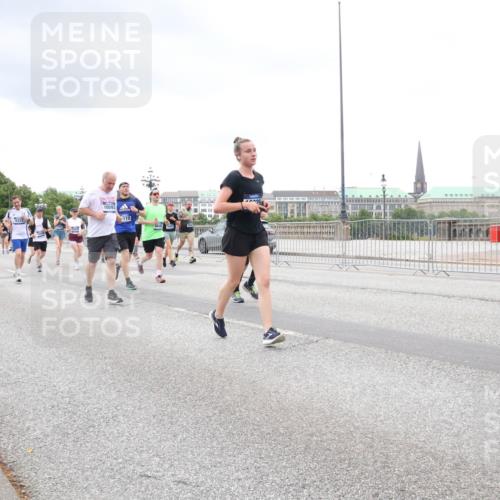 29.06.2025 - hella hamburg halbmarathon Lena Gebhardt http://msf.ph/oto/8291818 29.06.2025 10:55:51 Lombardsbrücke 5222, 15116, 10593, 110, 1616, 1873, 1909, 1917, 2793, 3101, 3244, 3268, 4265, 4354, 4470, 4473, 4836, 4896, 5220, 5222, 5306, 5487, 5575, 5994, 6055, 6056, 6113, 6257, 6494, 6594, 7516, 7548, 7616, 7680, 7969, 8005, 8110, 8305, 8527, 8532, 8533, 8626, 8648, 9548, 9614, 9618, 9838, 9857, 9858, 9861, 9865, 9956, 10094, 10436, 10438, 10449, 10559, 10593, 10640, 10885, 11109, 11903, 11962, 11963, 12695, 12902, 14727 meine-sportfotos.de
