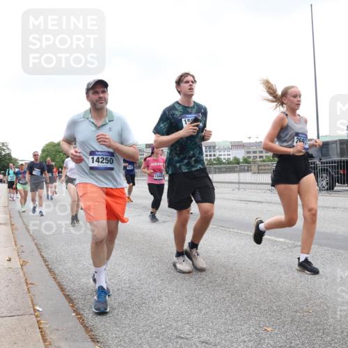 29.06.2025 - hella hamburg halbmarathon Lena Gebhardt http://msf.ph/oto/8291828 29.06.2025 10:46:42 Lombardsbrücke 1073, 1286, 1363, 1371, 1375, 1429, 1465, 1608, 1720, 1837, 1999, 2162, 2211, 2320, 2500, 2556, 2697, 2981, 3277, 3406, 3407, 3469, 3734, 3823, 4119, 4202, 4296, 4342, 4355, 4448, 4604, 5111, 5114, 5697, 5700, 5796, 5854, 5953, 6068, 6124, 6161, 6740, 7303, 7364, 7368, 7374, 7412, 7767, 7827, 7960, 8047, 8477, 8486, 8551, 8553, 8684, 8700, 9129, 9337, 9691, 10153, 10230, 11361, 12298, 12333, 12507, 12522, 13969, 14261, 15852, 16882, 16987 meine-sportfotos.de