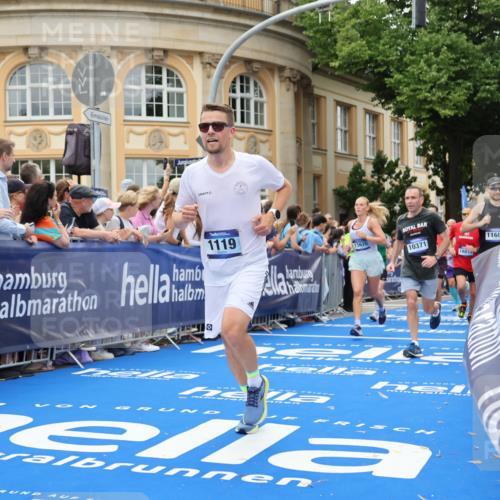 29.06.2025 - hella hamburg halbmarathon Strokosch-Dieckow http://msf.ph/oto/8291830 29.06.2025 10:50:14 Ziel 1119, 3296, 4933, 7176, 7930, 7932, 8313, 8921, 10371, 11607, 12235, 12949, 13282, 13609, 13690, 14034, 15620, 16000, 16242, 18499, 18811, 19040 meine-sportfotos.de
